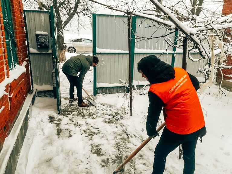 Ейская молодежь помогла одиноким пожилым людям расчистить дворы от снега и доставить необходимые лекарства